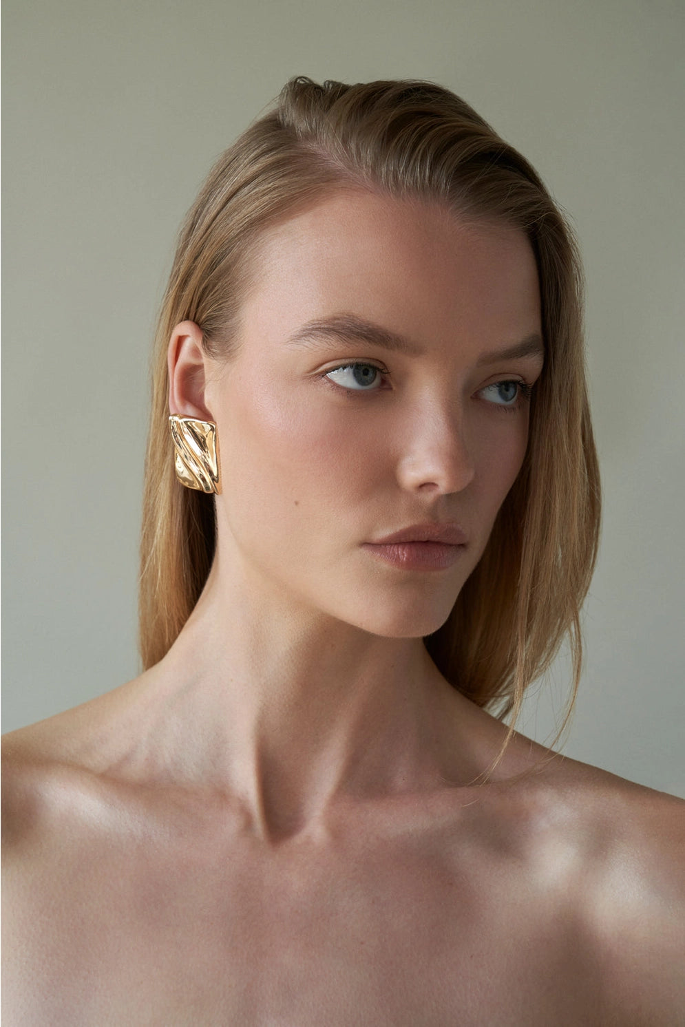 Lili Claspe Gold Adva Clip on Earrings
